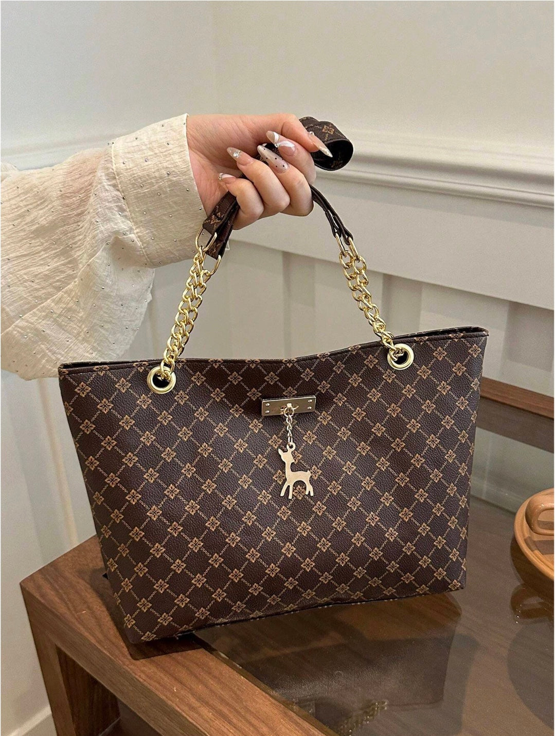 حقيبة كتف بسلسلة على شكل أزياء هندسية بلاط تناسب التسوق و المحافظ و التسوق النسائية الشابة وطالبات الجامعات والموظفات الجدد والعاملات في المكاتب. إنها مناسبة للغاية لأماكن العمل والجامعات والأعمال والتنقل والسفر والتنزهات. البيضاء.