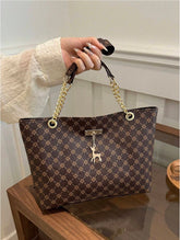 حقيبة كتف بسلسلة على شكل أزياء هندسية بلاط تناسب التسوق و المحافظ و التسوق النسائية الشابة وطالبات الجامعات والموظفات الجدد والعاملات في المكاتب. إنها مناسبة للغاية لأماكن العمل والجامعات والأعمال والتنقل والسفر والتنزهات. البيضاء.